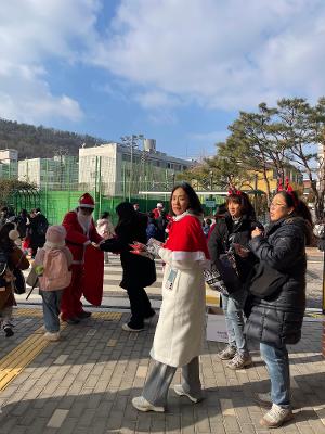 “하굣길에 찾아온 산타 할머니” 신안초 학부모회, 크리스마스 선물 나눔 행사 개최